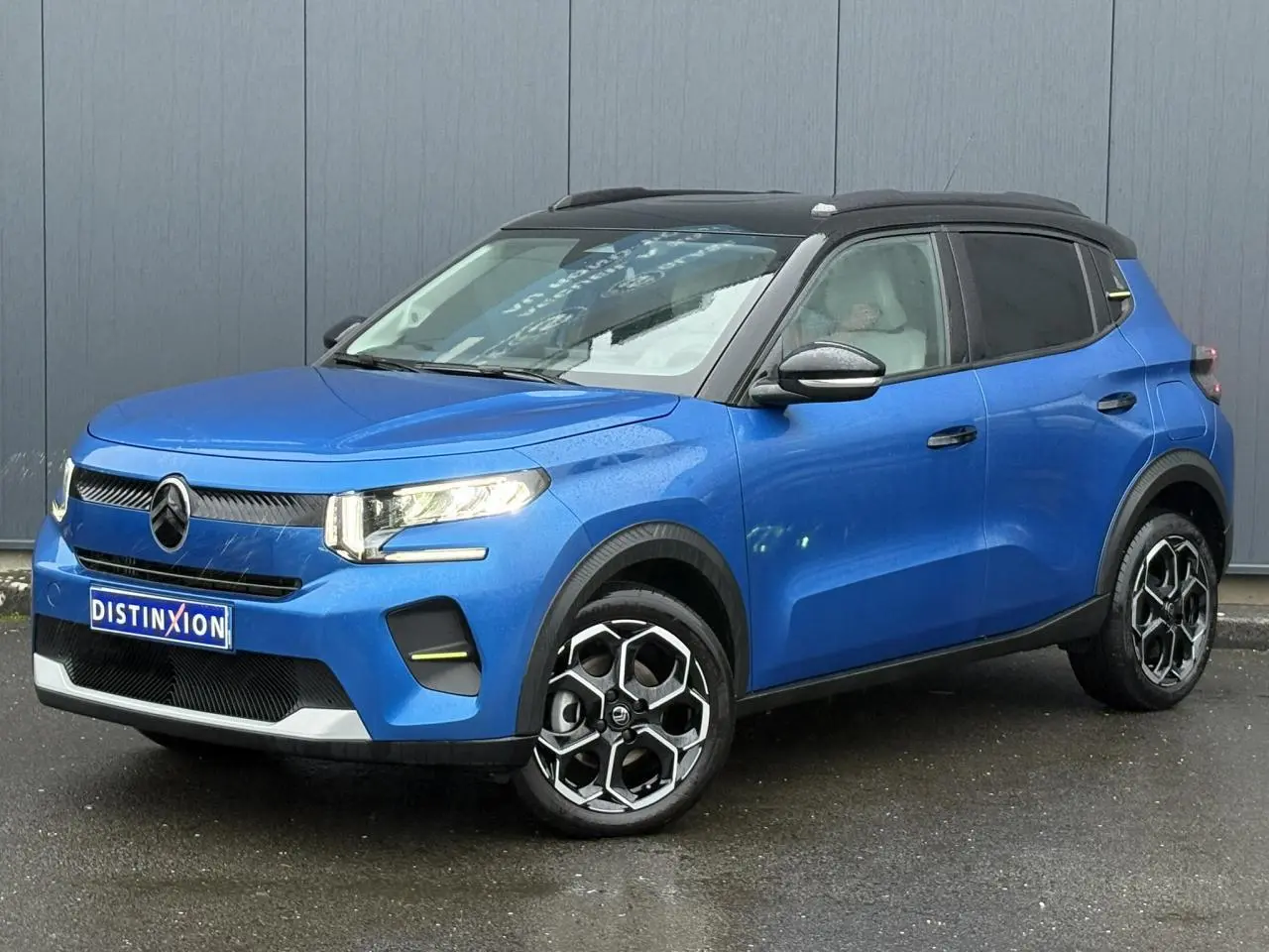 SUV Citroën C3 bleu Bright Blue, vue 3/4 avant droit, toit noir et jantes alliage distinctives.
