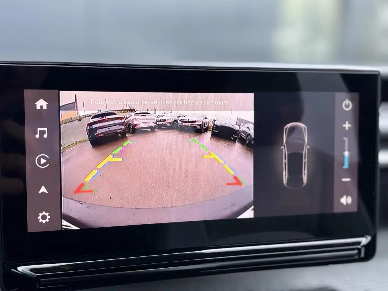 Écran de caméra de recul du Citroën C3 Turbo 100 Max montrant une vue arrière avec lignes de guidage colorées.