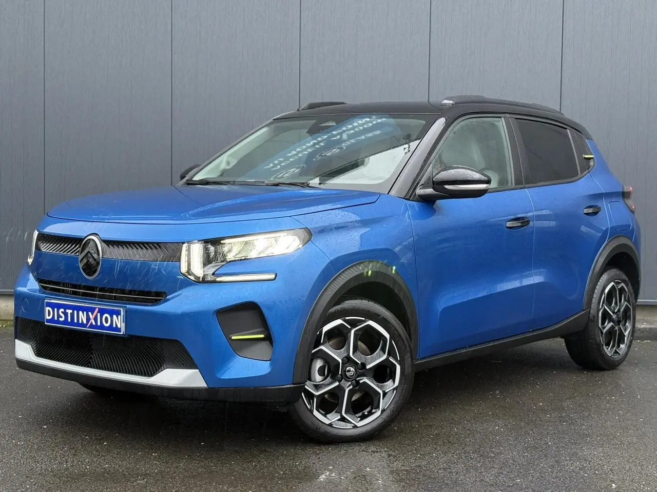 Citroën C3 Turbo 100 Max bleu Bright Blue en 3/4 avant droit avec toit noir Perla Nera et jantes alliage 17 pouces.