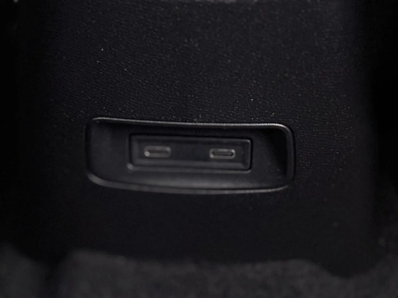 Prise USB-C double en gros plan sur la console centrale noire du Citroën C3 Turbo 100 Max 2025.