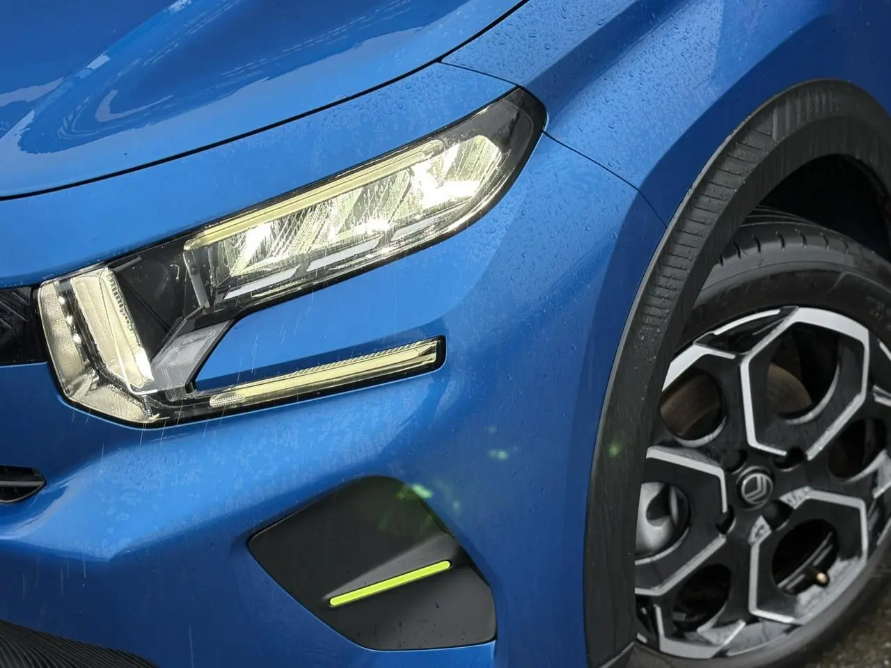 Gros plan sur l'avant droit de la Citroën C3 Turbo 100 Bright Blue, mettant en valeur le phare LED et la jante alliage 17 pouces.