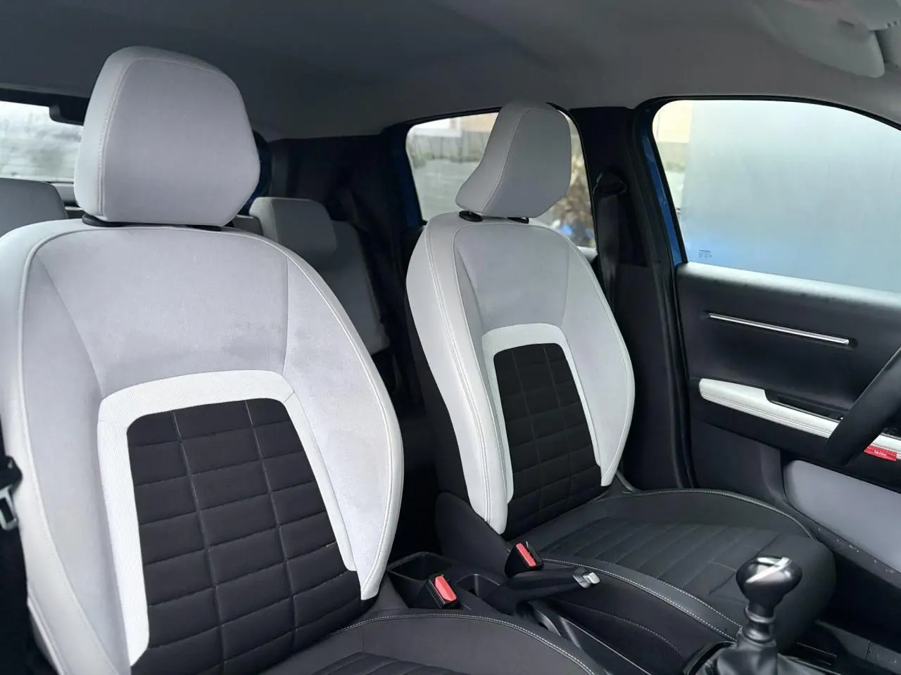 Vue intérieure côté droit des sièges avant bicolores gris clair et noir de la Citroën C3 Turbo 100 Max 2025.