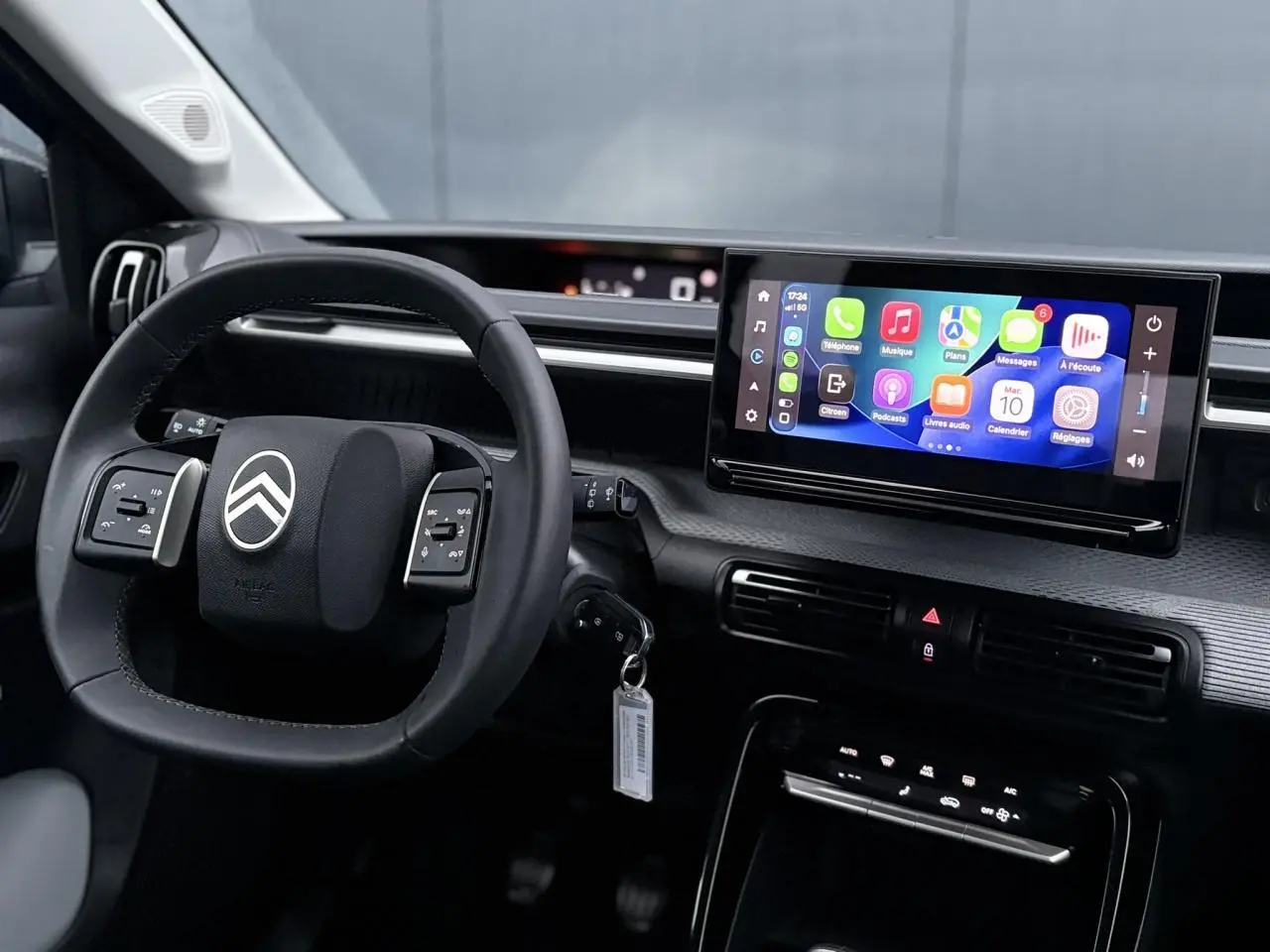 Vue intérieure du tableau de bord de la Citroën C3 2025 avec écran tactile 10 pouces et volant multifonction noir.