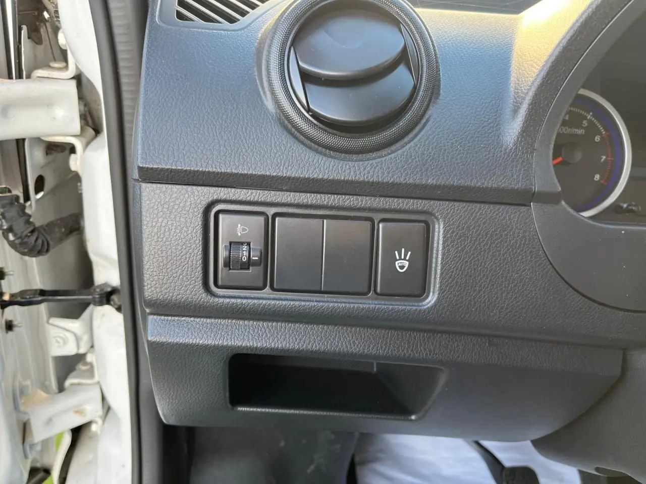 Détail du tableau de bord côté gauche du fourgon blanc SERES DFSK EC35 électrique avec commandes d'éclairage et ventilation.