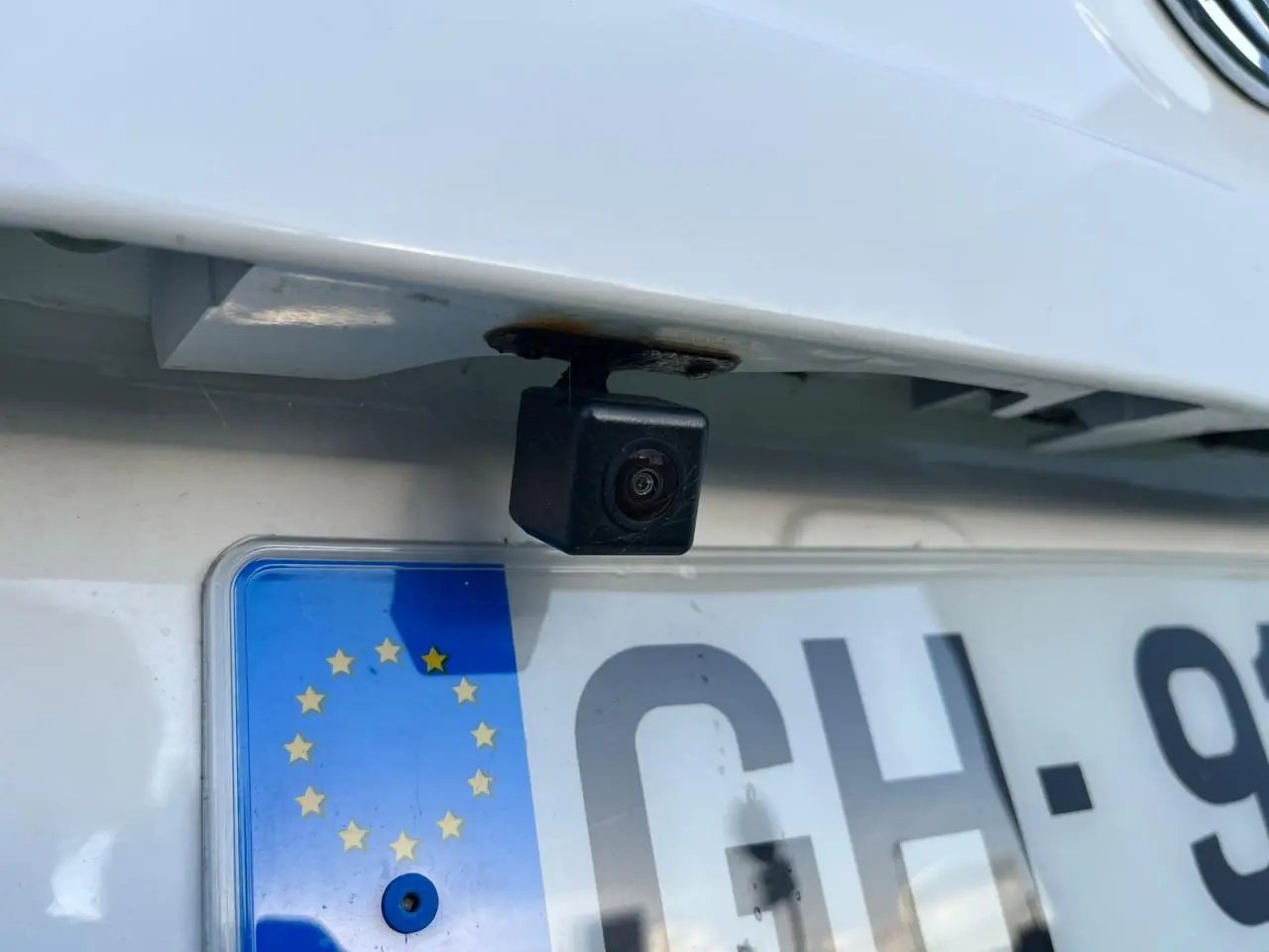 Gros plan sur la caméra de recul noire fixée au-dessus de la plaque blanche du fourgon électrique SERES DFSK EC35.