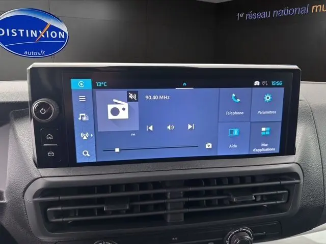 Écran tactile central du tableau de bord du Citroën Jumpy noir 2025, affichant la radio FM et les options connectées.