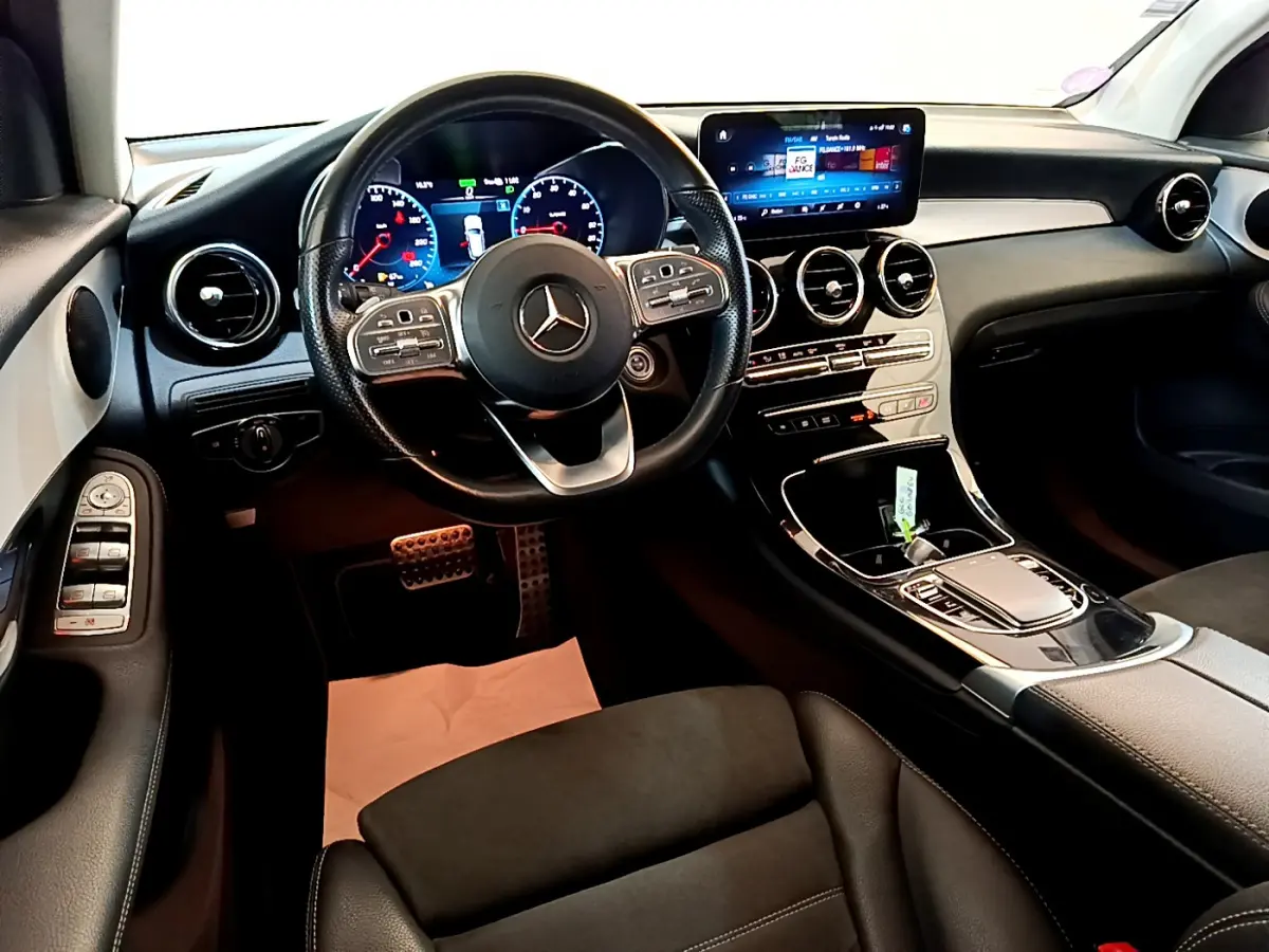 Intérieur Mercedes GLC 300 E AMG Line 2021 vu côté conducteur, tableau de bord moderne avec écran tactile et volant cuir.