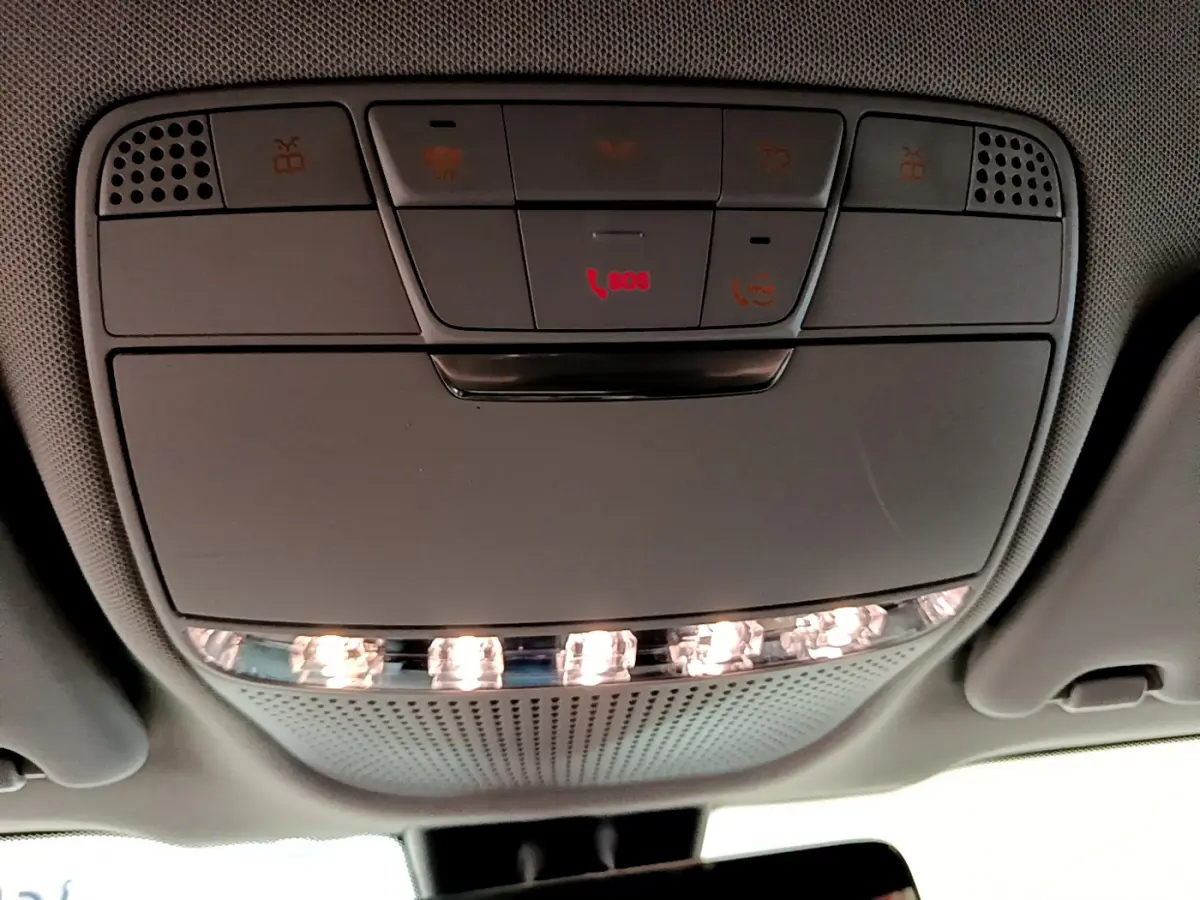 Vue en gros plan du plafonnier avec commandes SOS et éclairage intérieur du Mercedes GLC 300 E AMG Line gris foncé 2021 hybride rechargeable