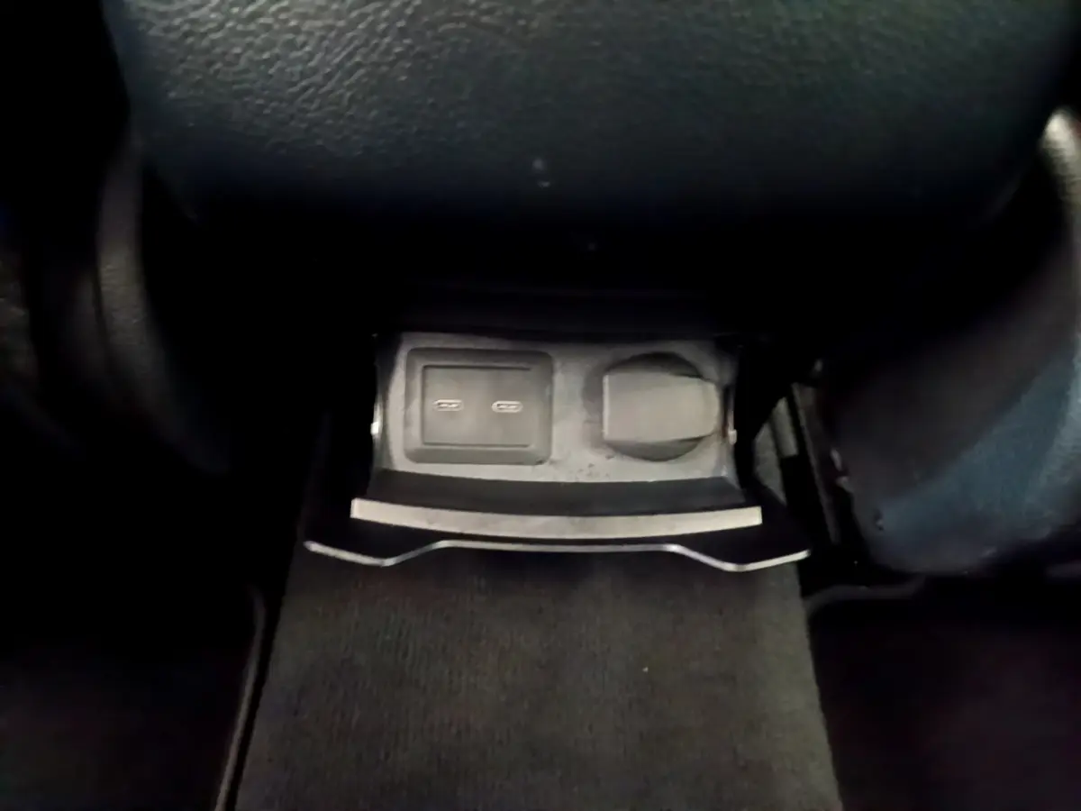 Prise USB double et prise 12V en bas de la console centrale du Mercedes GLC 300 E AMG Line gris foncé.