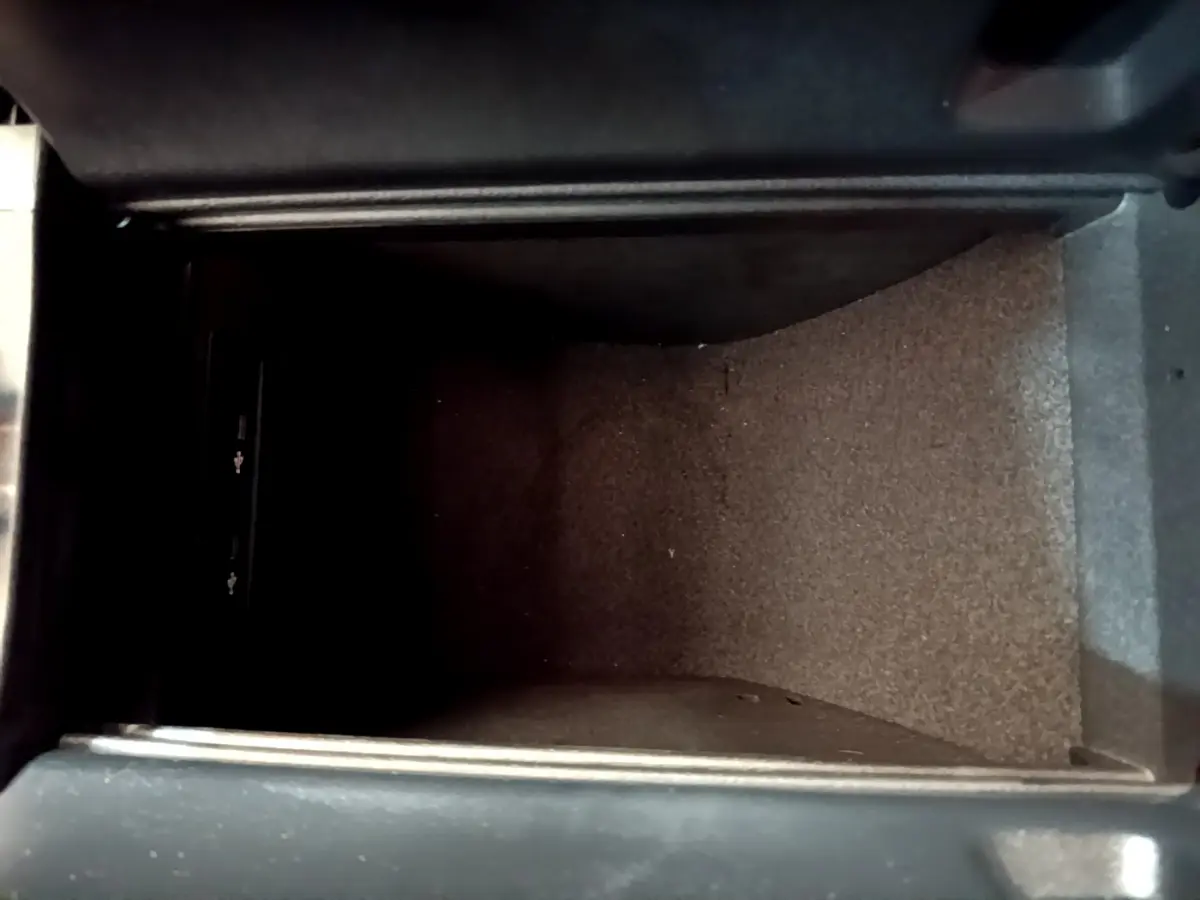 Vue intérieure du compartiment de rangement central noir du Mercedes GLC 300 E AMG Line hybride rechargeable 2021.