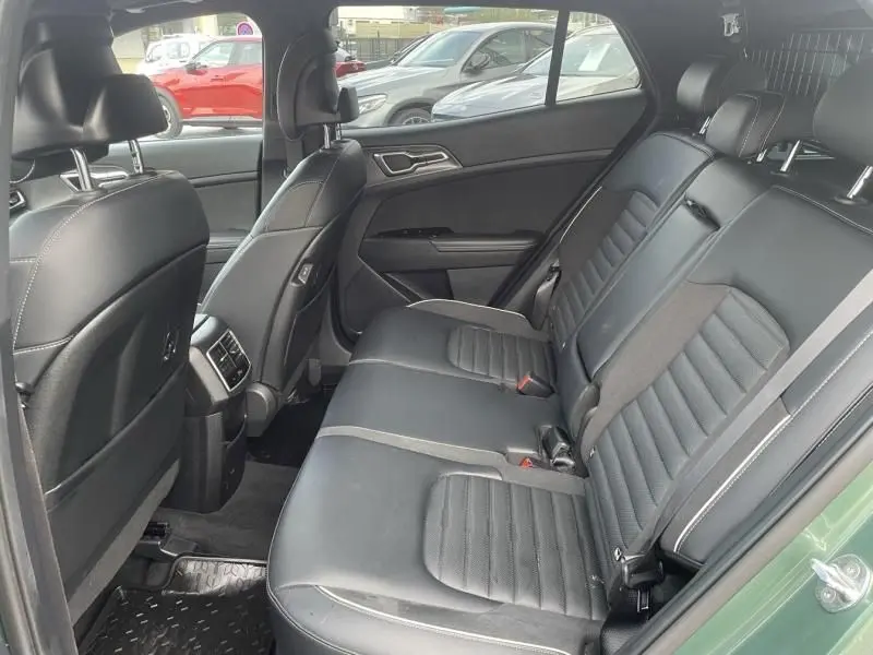 Vue intérieure côté droit des sièges arrière en cuir noir du Kia Sportage vert métal 2022, version GT-Line Premium.