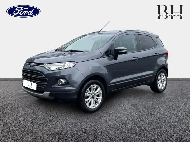 Vue 3/4 avant droit d'un Ford EcoSport 2017 finition Titanium en couleur Smoke avec jantes alu et barres de toit.