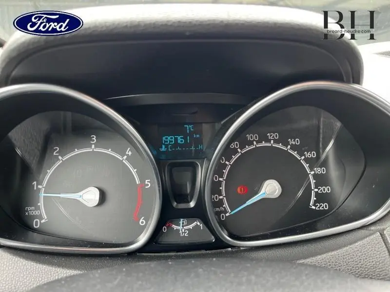 Vue rapprochée du tableau de bord du Ford EcoSport 2017 Smoke, affichant compte-tours, vitesse et écran multifonction.