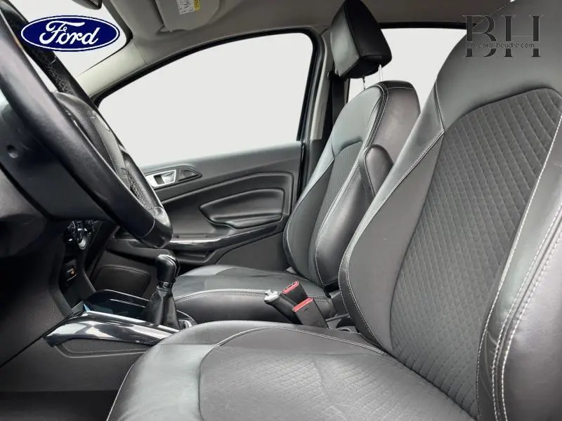 Vue intérieure côté conducteur du Ford EcoSport 2017 Titanium avec sièges cuir noirs et volant multifonction.