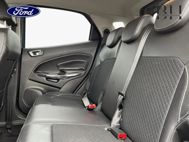 Vue intérieure côté droit des sièges arrière en cuir noir du Ford EcoSport 1.5 TDCi Titanium 2017 couleur Smoke.