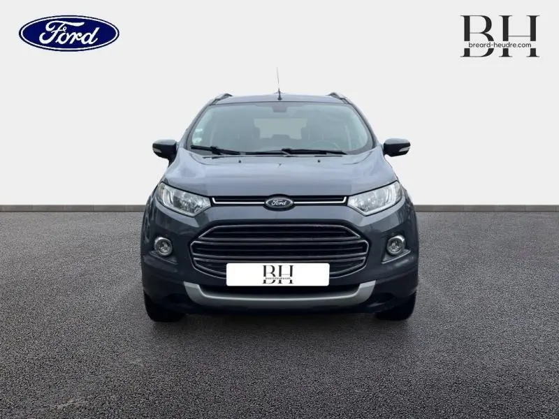 Vue frontale d'un Ford EcoSport 2017 couleur Smoke avec calandre noire et phares LED visibles sur fond neutre.