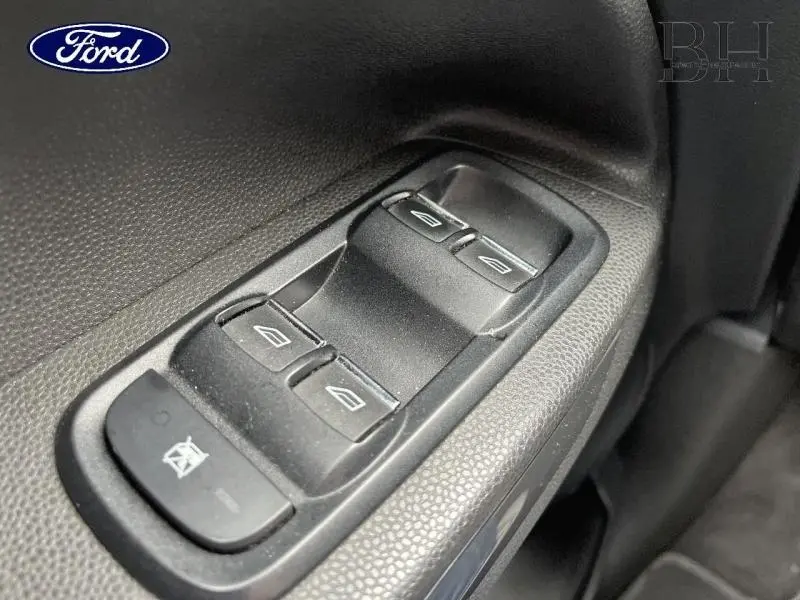 Gros plan sur les commandes des vitres électriques côté conducteur du Ford EcoSport 2017 finition Titanium Smoke.