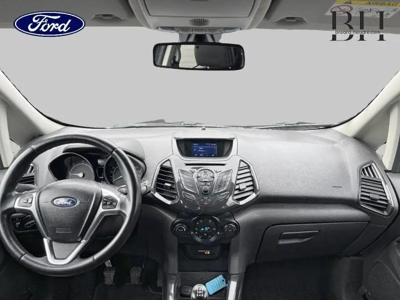 Vue intérieure avant du tableau de bord noir et volant cuir multifonction d'une Ford EcoSport 2017 Smoke.