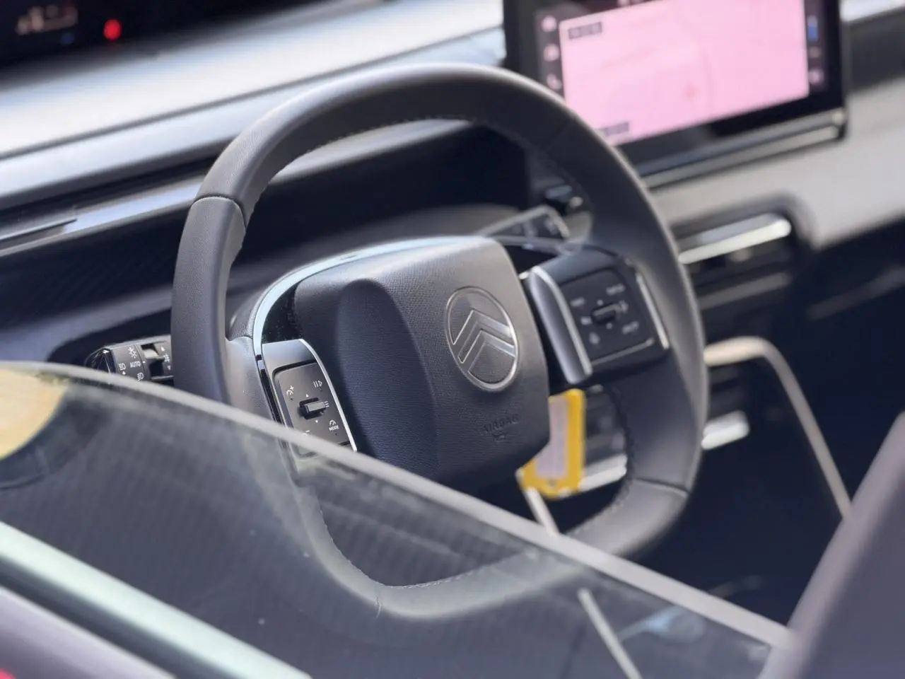 Gros plan sur le volant noir de la Citroën C3 Turbo 100 Max avec écran tactile et commandes intégrées.