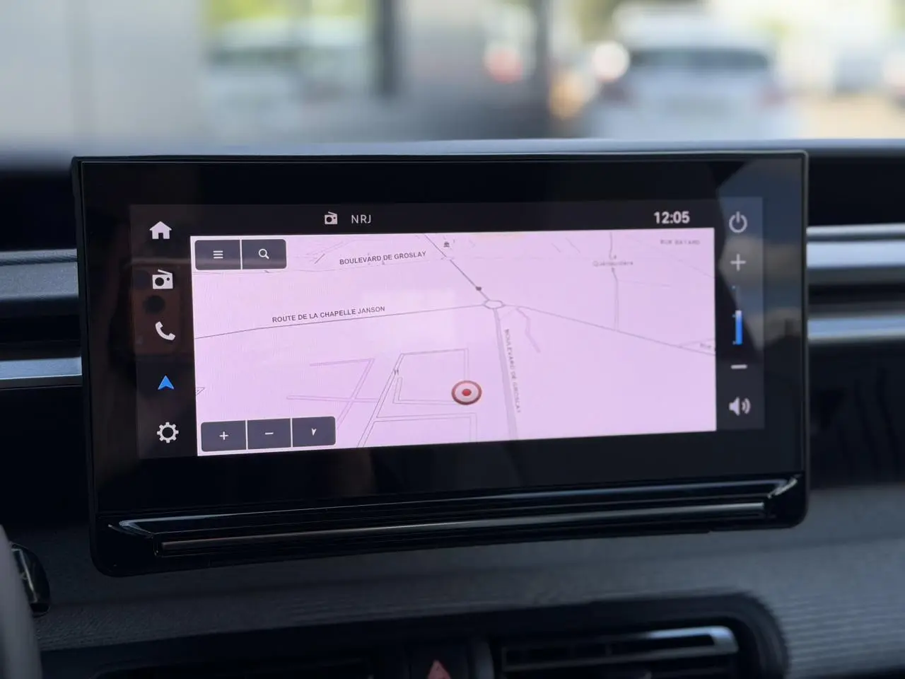 Écran central tactile de navigation 3D de la Citroën C3 Turbo 100 Max, affichage carte GPS en intérieur.