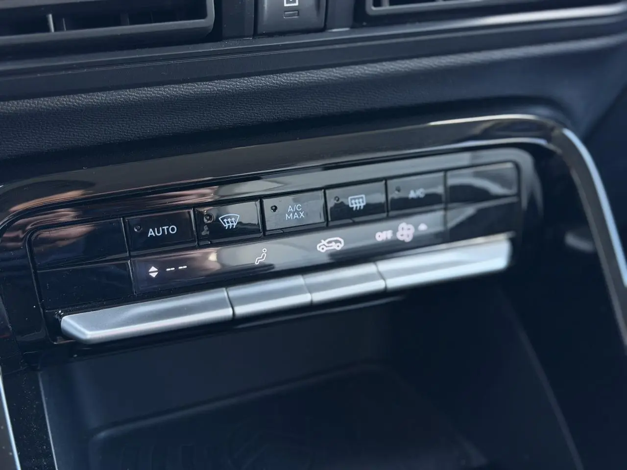 Gros plan sur la console centrale de la Citroën C3 Turbo 100 Max 2025, montrant les commandes de climatisation automatique.