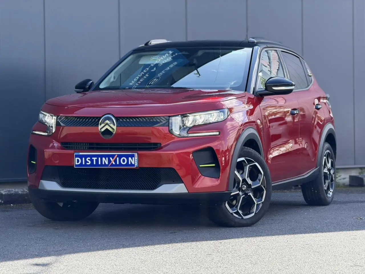 Citroën C3 Rouge Elixir en 3/4 avant droit avec toit noir Perla Nera et jantes alliage 17 pouces.