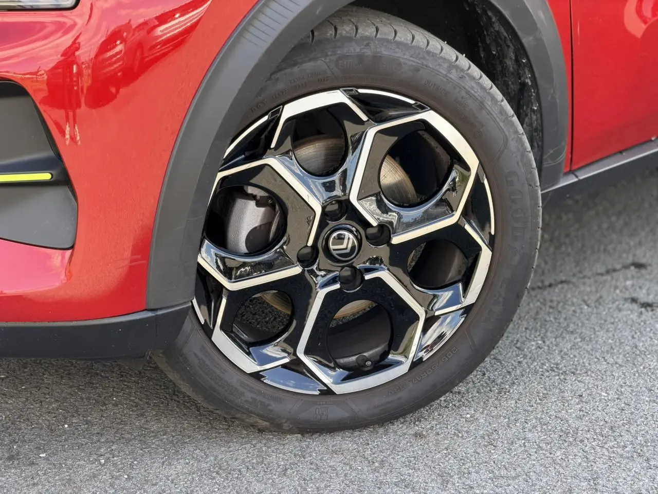 Gros plan sur la jante alliage 17 pouces Atacamite diamantée du côté avant gauche de la Citroën C3 Rouge Elixir.