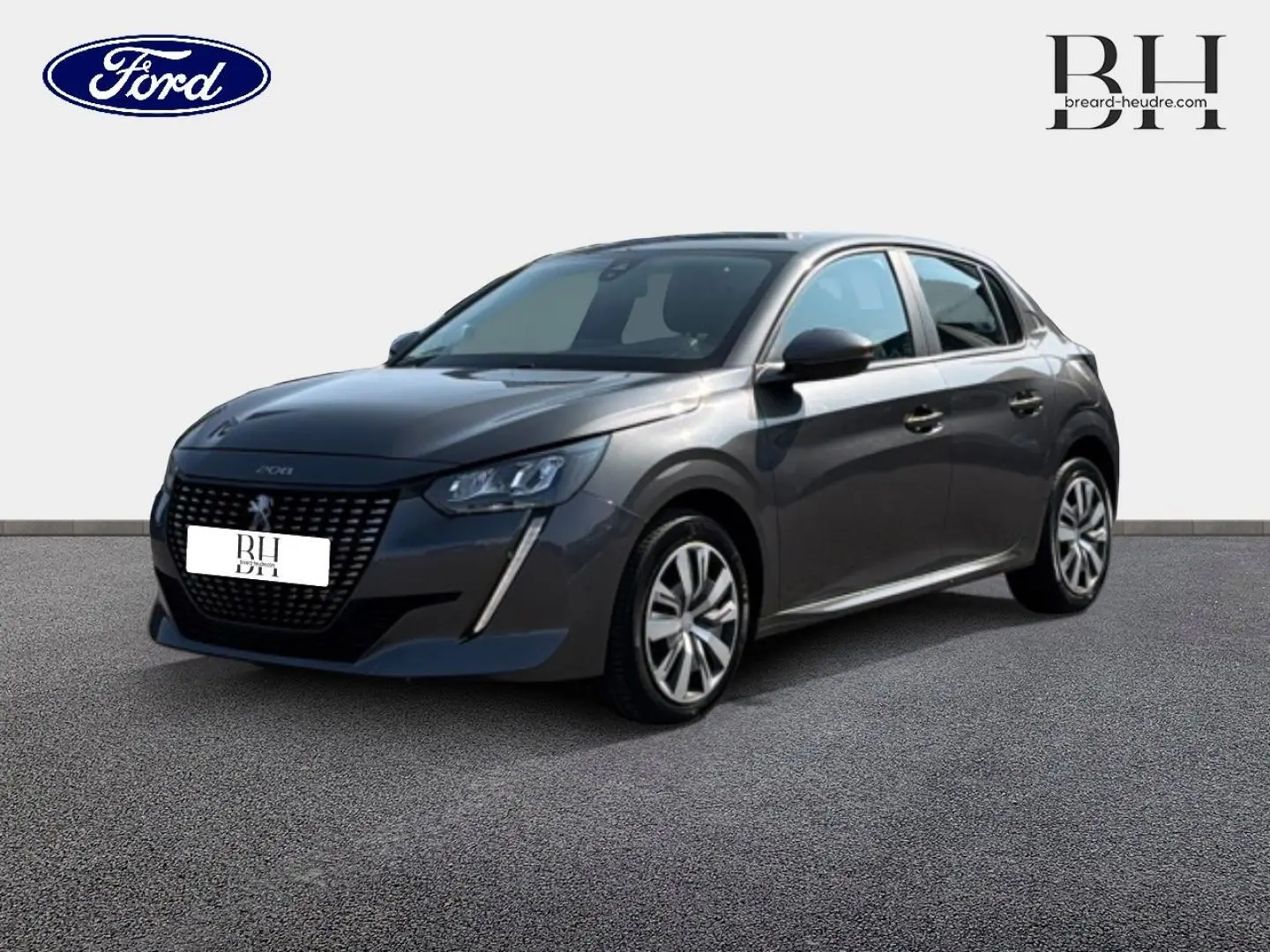 Peugeot 208 gris Platinium en 3/4 avant droit, avec calandre noire et feux LED distinctifs visibles.