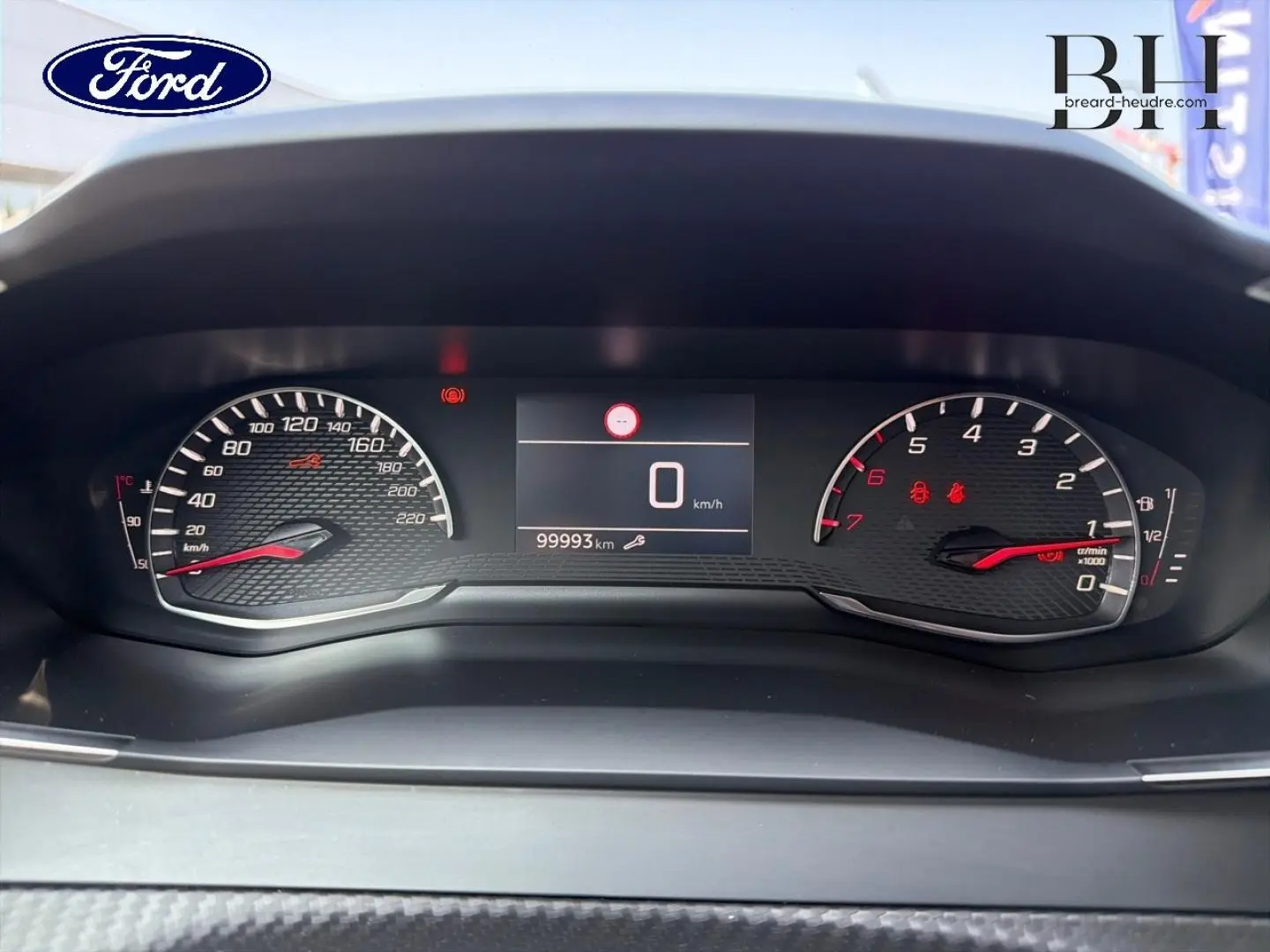 Vue rapprochée du combiné d’instruments Peugeot 208 1.5 BlueHDi gris Platinium, affichant 99993 km et 0 km/h.