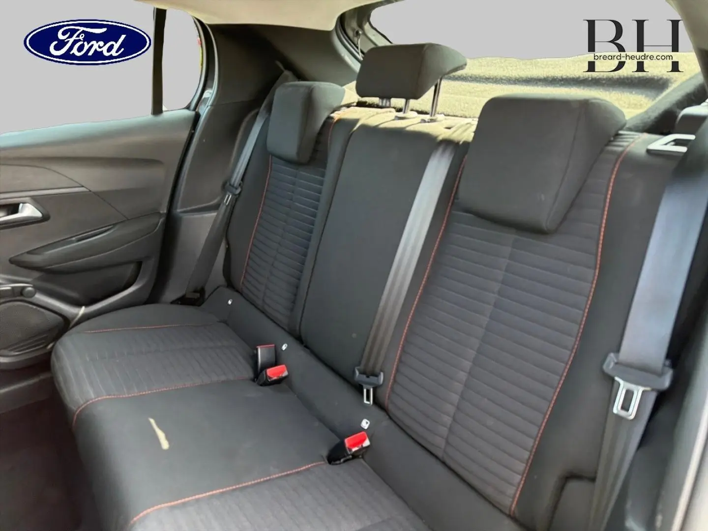 Vue intérieure de la banquette arrière noire avec surpiqûres rouges d'une Peugeot 208 1.5 BlueHDi 2020.