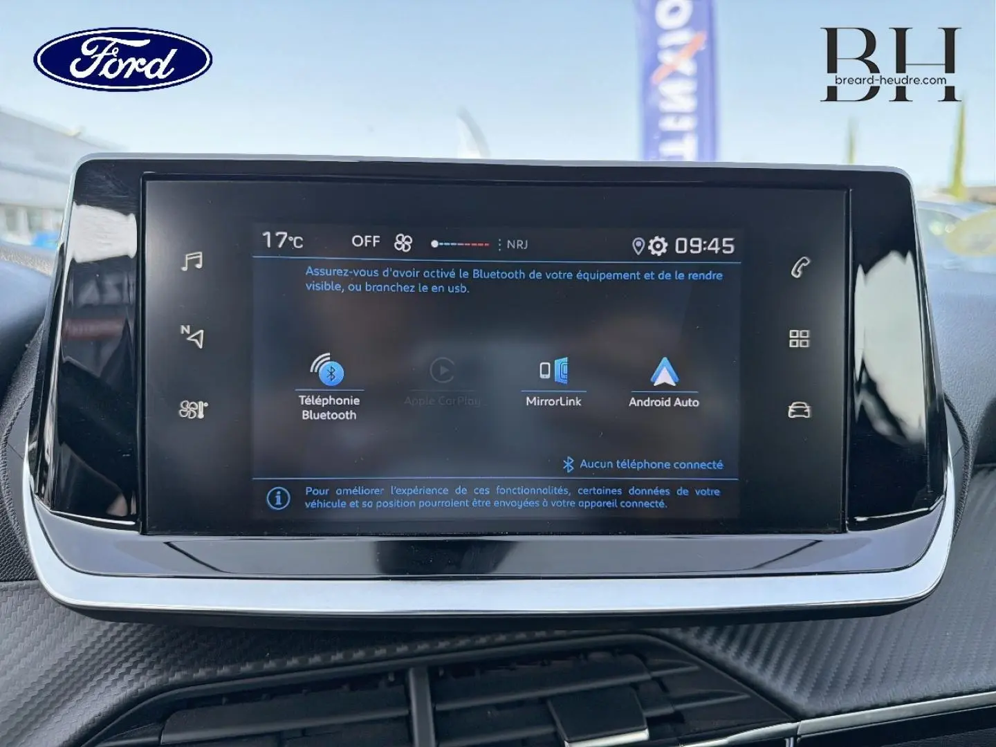Vue rapprochée de l'écran tactile multimédia de la Peugeot 208 gris Platinium, affichant les options Bluetooth et Android Auto.