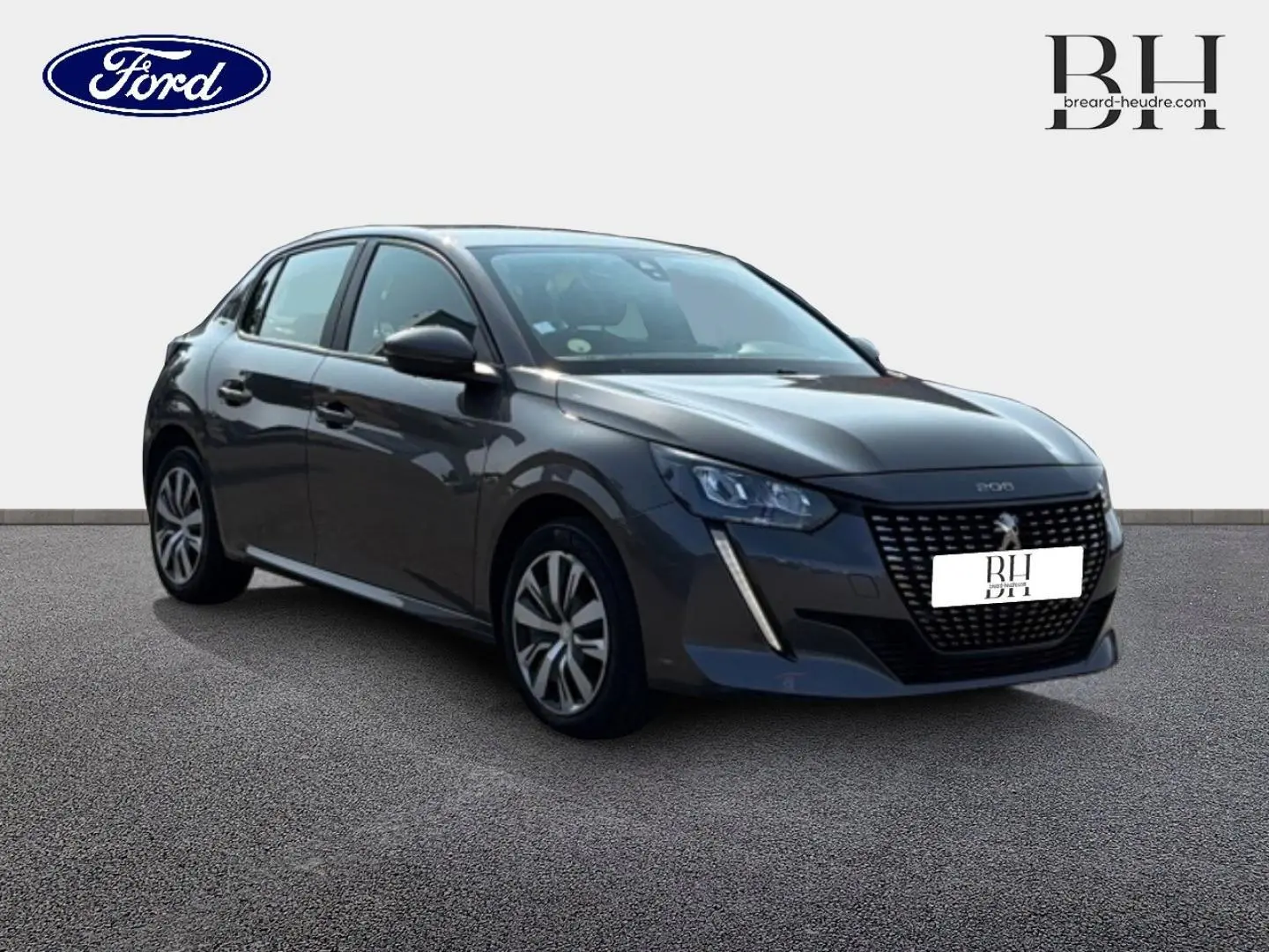 Peugeot 208 gris Platinium vue 3/4 avant droit, avec calandre distinctive et feux LED verticaux.