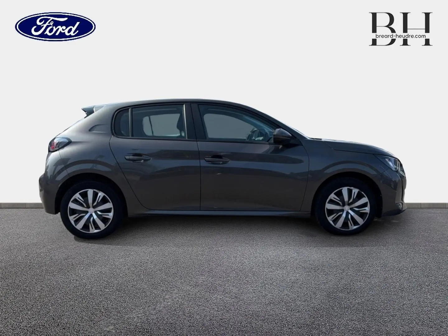 Profil côté gauche d'une Peugeot 208 gris Platinium avec jantes alliage et attelage visible à l'arrière.