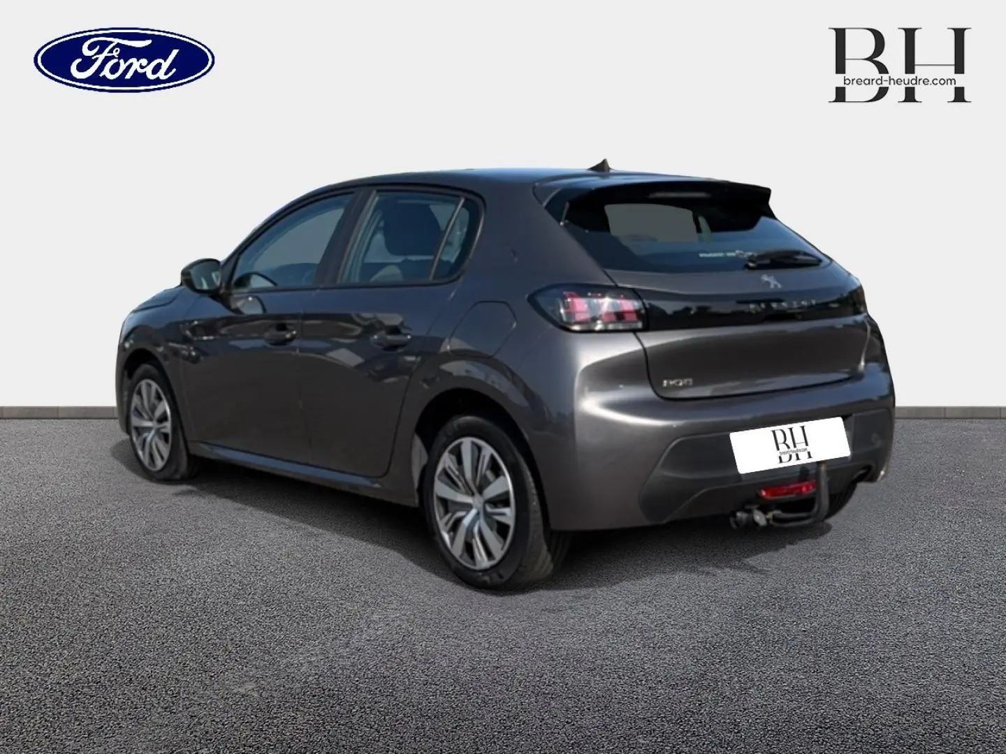 Peugeot 208 gris Platinium vue 3/4 arrière droit avec attelage visible sur fond neutre.