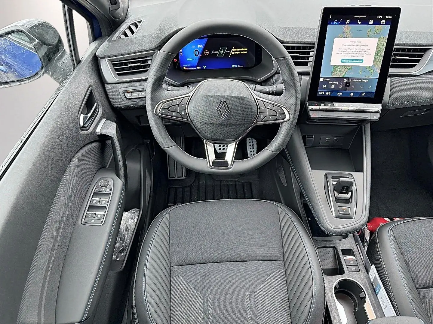 Vue intérieure centrée sur le poste de conduite du Renault Symbioz 2026, volant multifonction et écran tactile vertical.