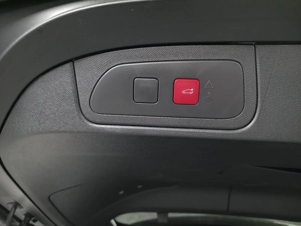 Boutons de commande du hayon motorisé sur la partie intérieure du coffre d’un DS7 Crossback gris.