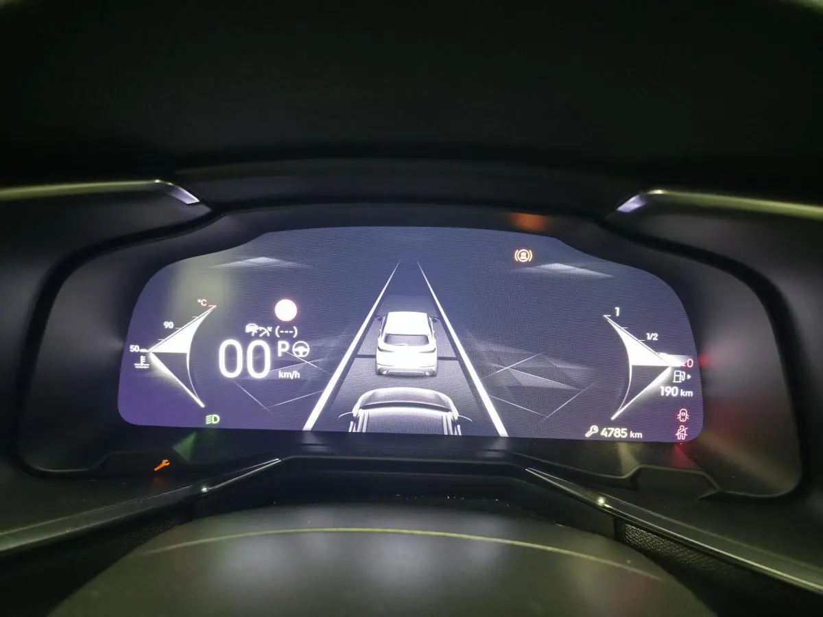 Affichage numérique du tableau de bord du DS7 Crossback 2025 montrant la vitesse à 0 km/h et l'assistance au maintien de voie.