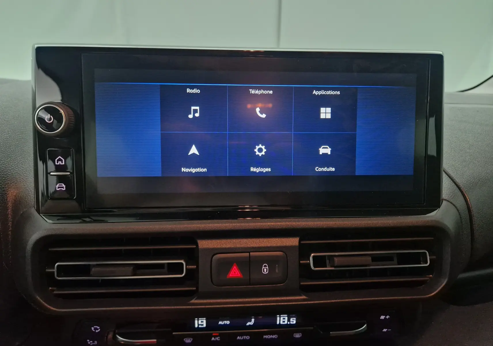 Écran tactile central de l’Opel Combo Life 2025 affichant les menus radio, téléphone, navigation et réglages, intérieur noir.