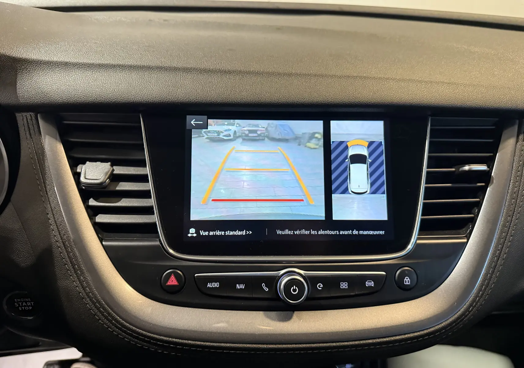 Écran central de l’Opel Grandland X 2021 montrant la caméra de recul avec guidage dynamique et vue 360° intérieure.