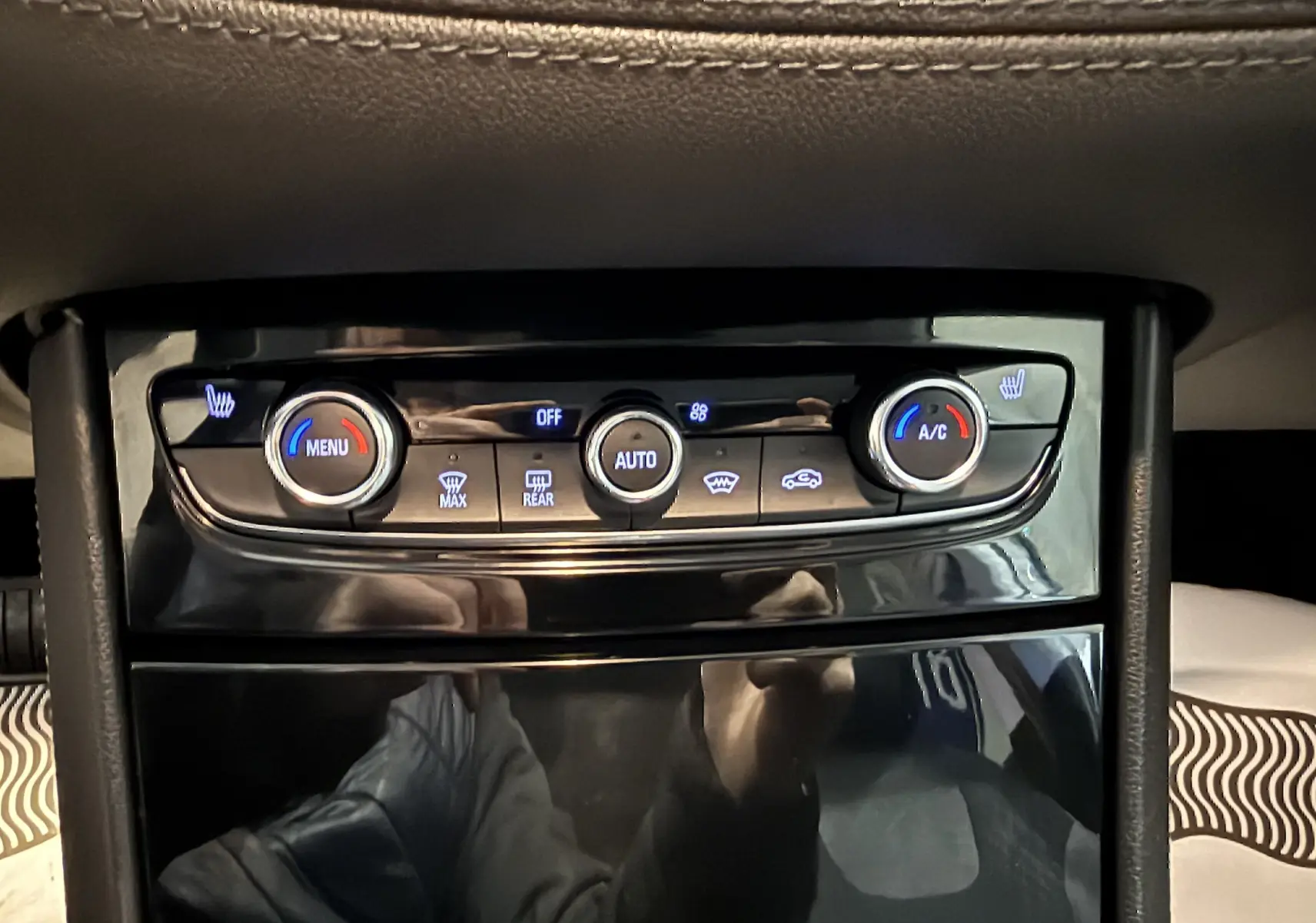 Gros plan sur la commande de climatisation avec réglages digitaux et boutons chauffants dans l’Opel Grandland X blanc.