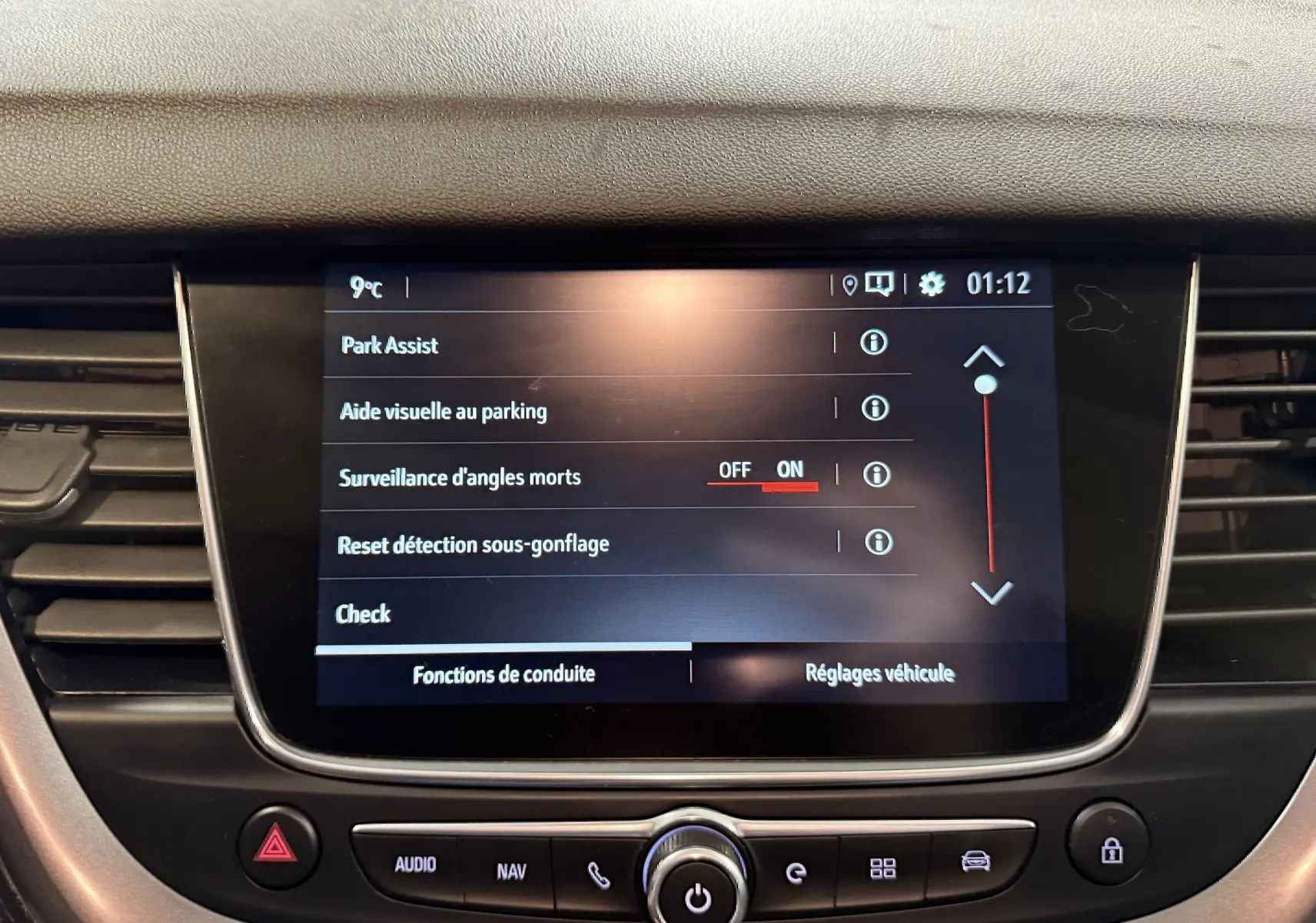 Écran tactile central de l’Opel Grandland X blanc affichant les réglages d’aide à la conduite et de surveillance d’angles morts.