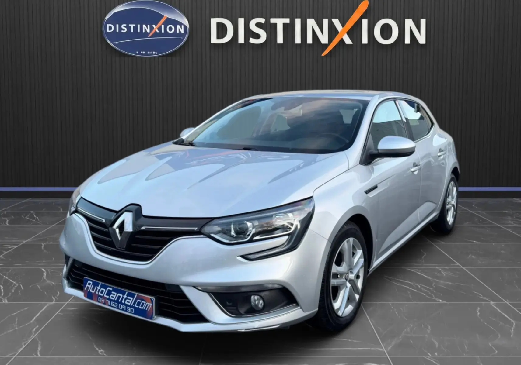 Renault Mégane gris alu vue 3/4 avant droit, avec phares LED et jantes alliage visibles.
