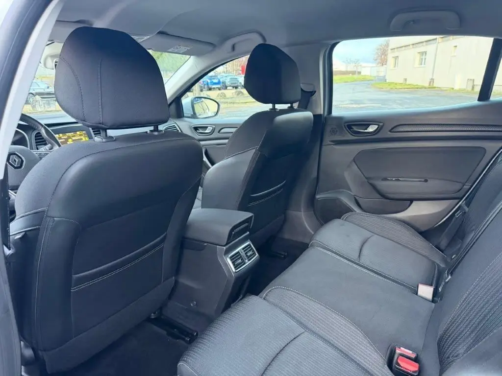 Vue intérieure arrière de la Renault Mégane 1.5 BlueDCI 115 ch Business, sièges noirs et aérateurs centraux visibles.