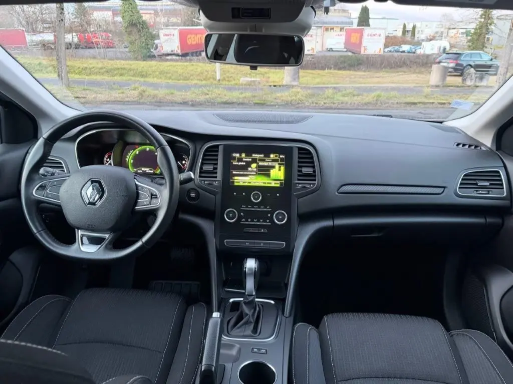 Vue intérieure avant de la Renault Mégane 1.5 BlueDCI 2019, tableau de bord noir avec écran central tactile et volant multifonction.