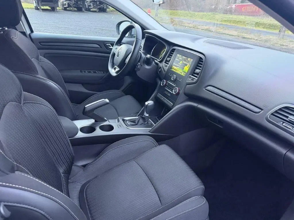 Intérieur avant droit de la Renault Mégane gris alu 2019, avec tableau de bord numérique et console centrale équipée.