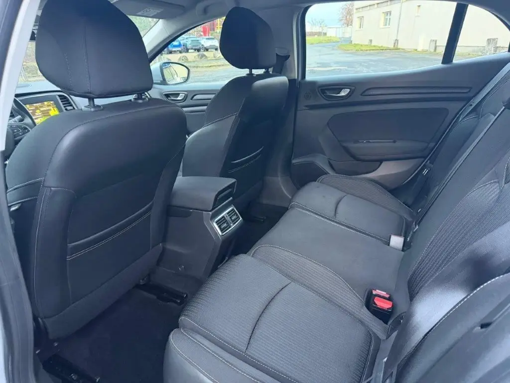 Vue intérieure côté droit sur les sièges arrière noirs de la Renault Mégane 1.5 BlueDCI 2019, avec aérateurs centraux visibles.