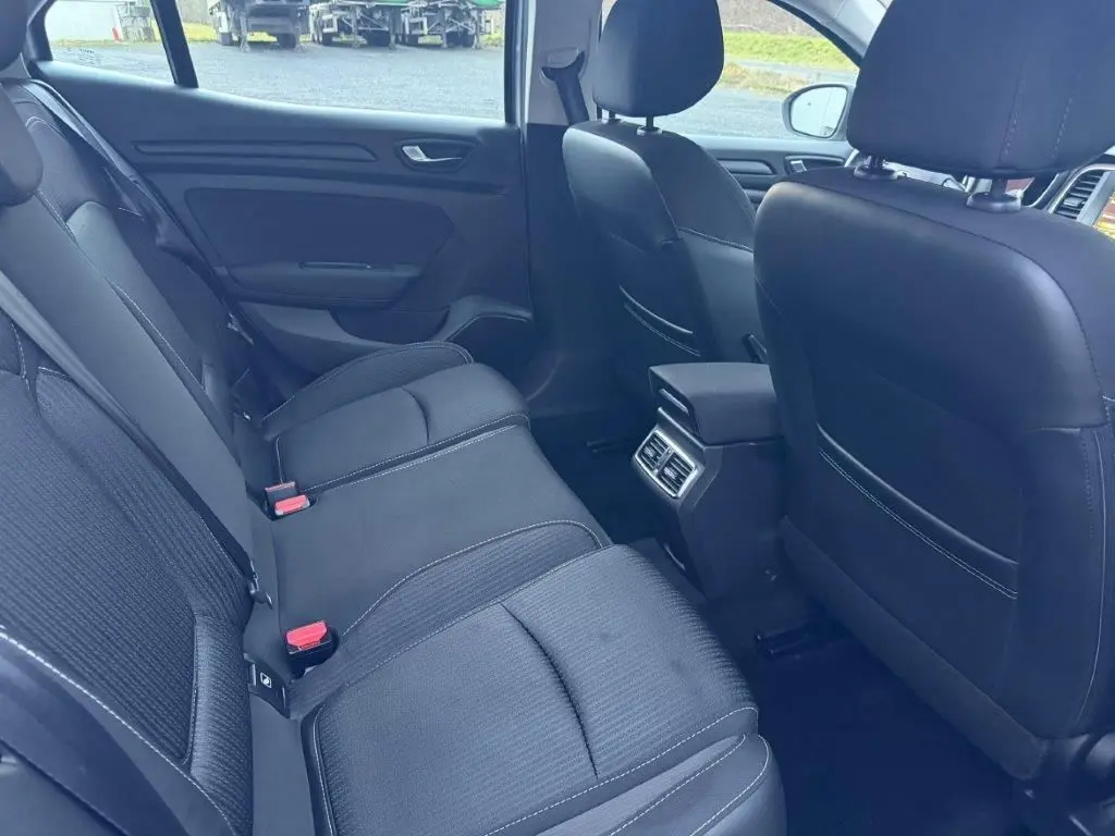 Vue intérieure côté gauche des sièges arrière noirs avec surpiqûres blanches d'une Renault Mégane gris alu de 2019.