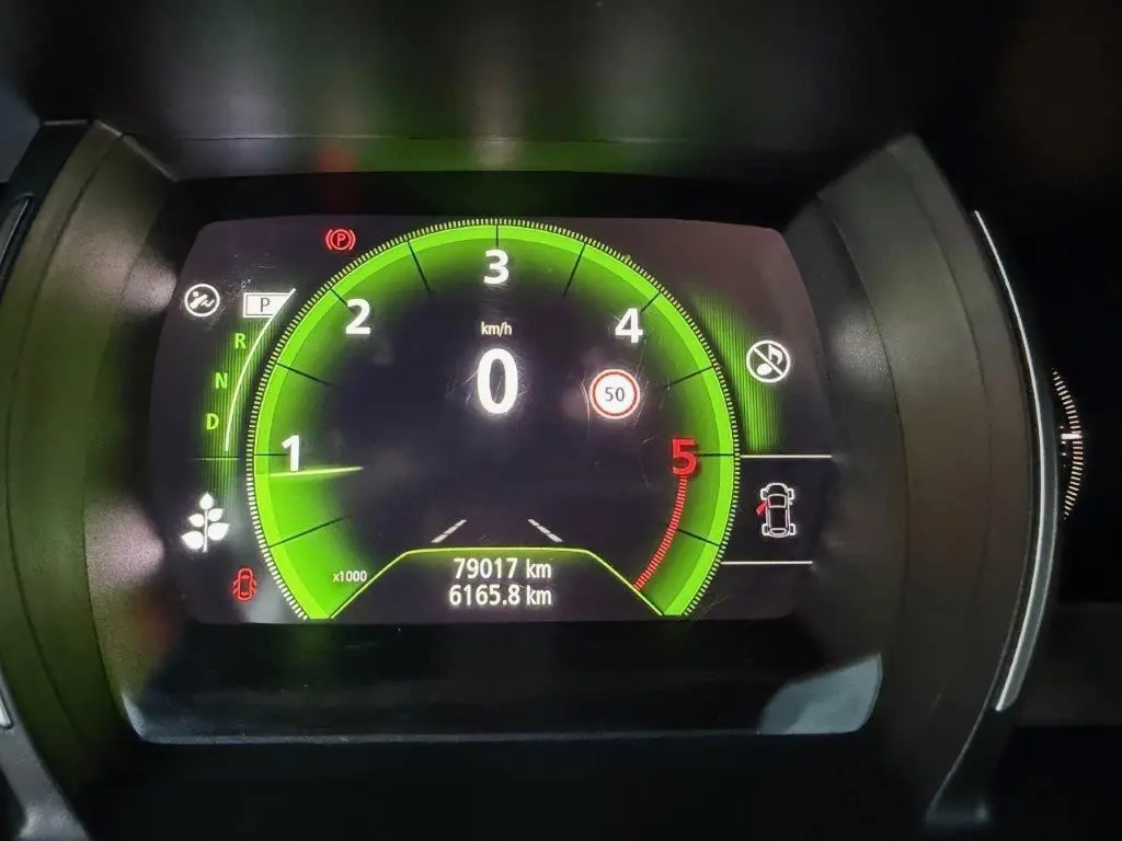 Vue rapprochée du tableau de bord numérique de la Renault Mégane 2019, affichant un compte-tours vert et la vitesse à zéro.