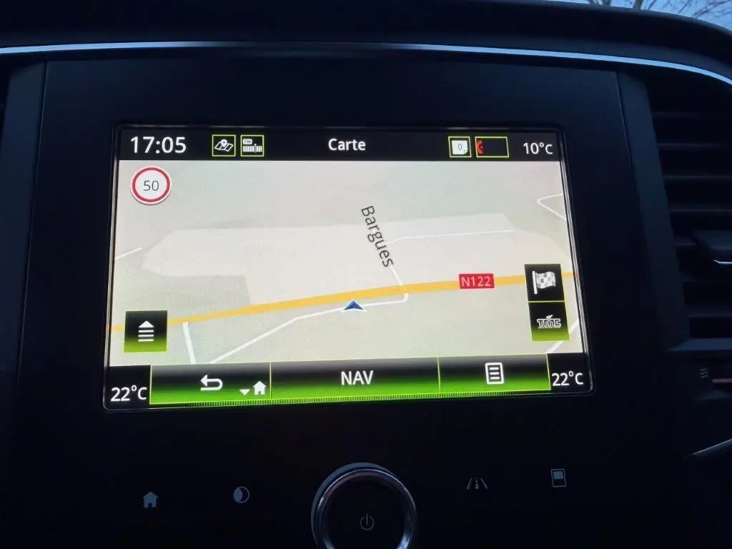 Écran de navigation GPS de la Renault Mégane 1.5 BlueDCI 115 ch Business, affichant une carte routière en intérieur.