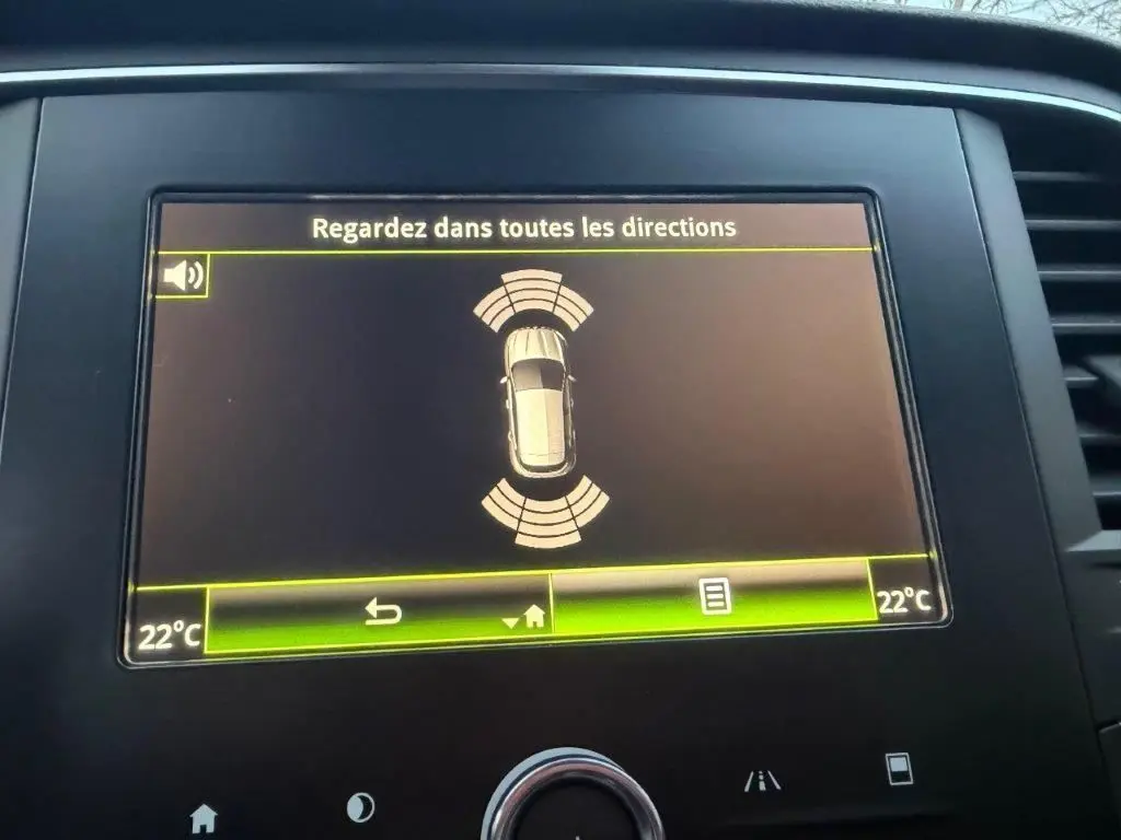 Écran central de la Renault Mégane gris alu 2019 montrant l'alerte de proximité avec température à 22°C.